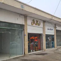 مغازه-بر-بلوار-اصلی-پیاده-رو-پهن