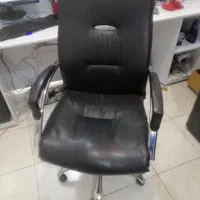 صندلی سالم و تمیز چرخ ها و جک سالم قیمت ۲۷۰۰