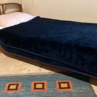 دو عدد تختخواب یک نفره و یک عدد میز تحریر