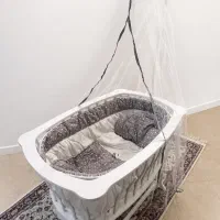 تخت کنار مادر