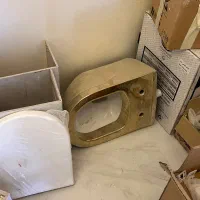 توالت فرنگی والهنگ طلائ به همره درب شاسی فلاش تانک