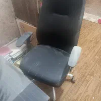 میز اداری کاملا سالم بدون خط و صندلی طبی اداری