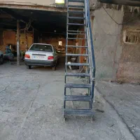 پله آهنی بدون زنگ زدگی رنگ شده سالم