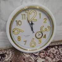 یک عدد ساعت رو دیواری