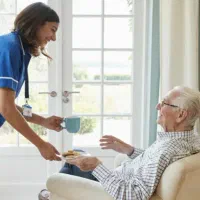 پرستار خانم برای سالمند