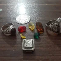 تعدادی نقره وسنگ معدنی ومهره کهنه وتسبیح نقره کوب