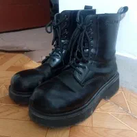 پوتین در حد نو|کیف، کفش، کمربند|آبیک, |دیوار