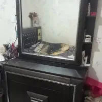 میز آرایش با ۴ کشو و پشت آینه طبقه داره