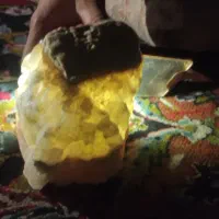 سنگ معدنی با ارزش به فروش می رسد