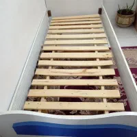 تخت نوجوان