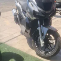 موتور adv۱۵۰ در حد معاوزه با ماشین یا نقد