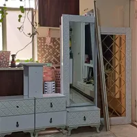 تخت فقط چهارچوب بجز کفی دو باکس کمد آرایشی و صندلی