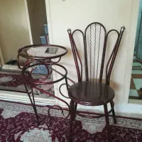صندلی و میز تلفن چسبیده