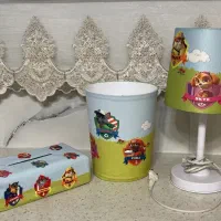 چراغ خواب، جای دستمال کاغذی، سطل، ساعت دیواری