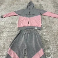 تعدادی هودی شلوار و کت و شلوار لی|لباس|هشتگرد, فشند|دیوار