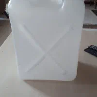 تعدادی بشکه ی ۲۰ لیتری