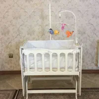 گهواره نوزاد کنار تخت مادر