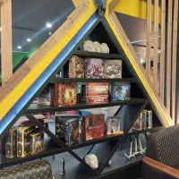 استخدام سالن کار(توضیح دهنده بردگیم) در کافه بازی