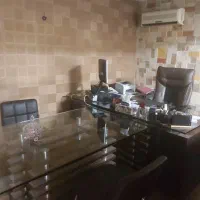 فروشنده و منشی خانم در شرکت معتبر