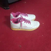 یک جفت کفش کتونی راهت