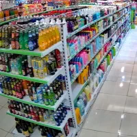 فروشنده سوپر مارکت و قفسه چین