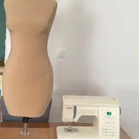 چرخ خیاطی و مانکن