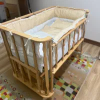 تخت  گهواره کنار مادری