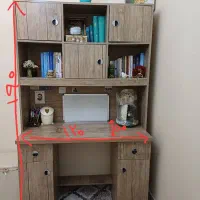 میز تحریر و کتابخانه