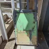 درب فلزی با چهارچوب کاملا سالم