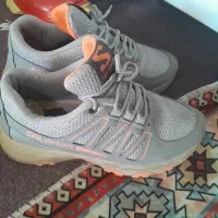 کفش اسپرت تمیز ۳۰۰