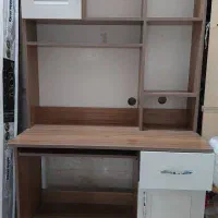 میز تحریر و کتابخانه