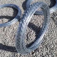 نصاب سیم خاردار هستم