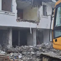 تخریب ساختمان همراه با بیل و لودر