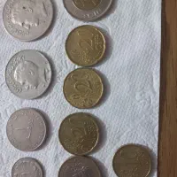 تعدادی سکه قدیمی و جدید
