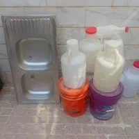 سینک وآب چکان وچند عدد دبه