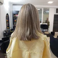 رنگ مو به تعدادی مدل برای رنگ موی تخصصی نیازمندیم