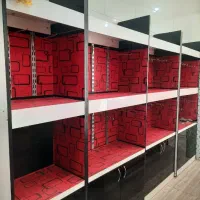 تعدادی ویترین و کمد قفسه دار مخصوص فروشگاه لباس