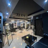 ارایشگر ماهر با مشتری و یک دستیار ارایشگر