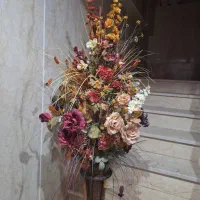 گل مصنوعی خارجی و گلدان فلزی