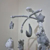 عروسک گردون بالای تخت