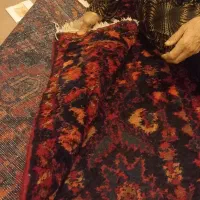 فرش قدیم ضامنم خداست اگر ارزشی دارم یا آدمم بخر