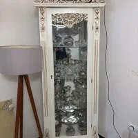 ویترین چوبی کرمی