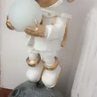 مجسمه فضانورد.  چراغ دار