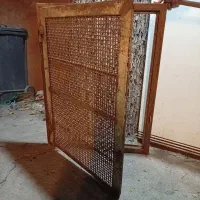 در یا درب گنجه کبوتر و مرغ و سگ قفس