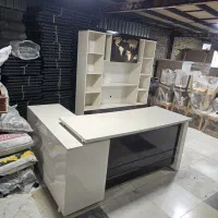 میز مدیرت با کتاب خانه