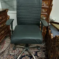 صندلی اداری و میز کامپیوتر