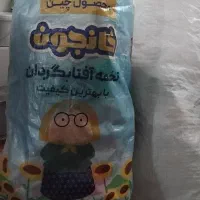 کیسه حبوبات و برنج و نان سالم
