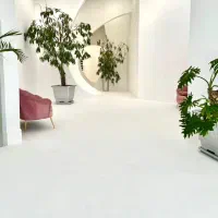 کارمند فروش آقا در پوشاک عمده