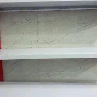 تعدادی شش قفسه و دوپایه مغازه