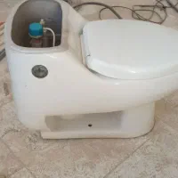 توالت فرنگی و میز تلوزیون